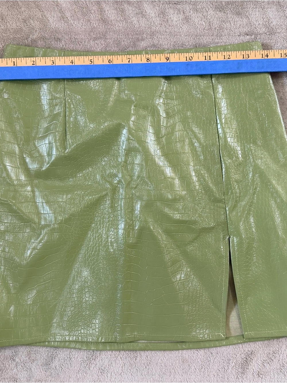 Princess Polly Green Faux Croc Leather Mini Skirt with Front Slit Size 6 Edgy - Picture 8 of 9